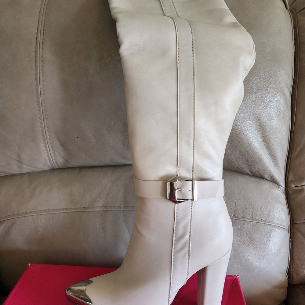Shoedazzle. Size 6. White